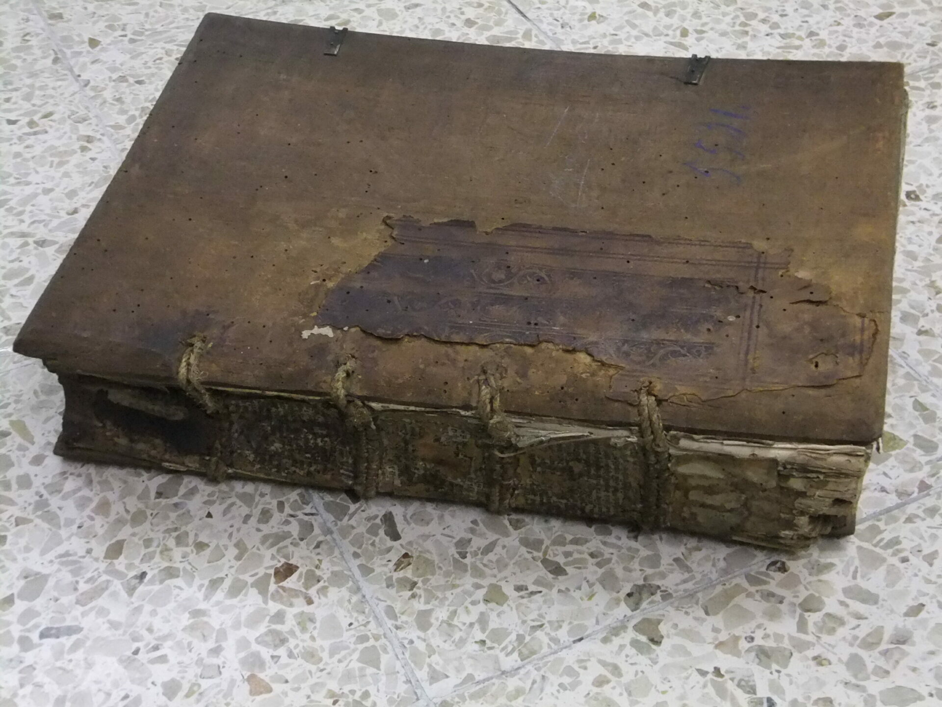 Verschmutztes und beschädigtes historisches „Amtsbuch“ aus dem Stiftsarchiv (Stiftsarchiv Nr. 5531 / Foto: Frank Luther).