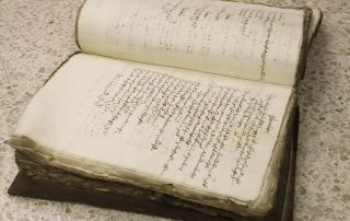 Verschmutztes und beschädigtes historisches „Amtsbuch“ aus dem Stiftsarchiv (Stiftsarchiv Nr. 5531 / Foto: Frank Luther).