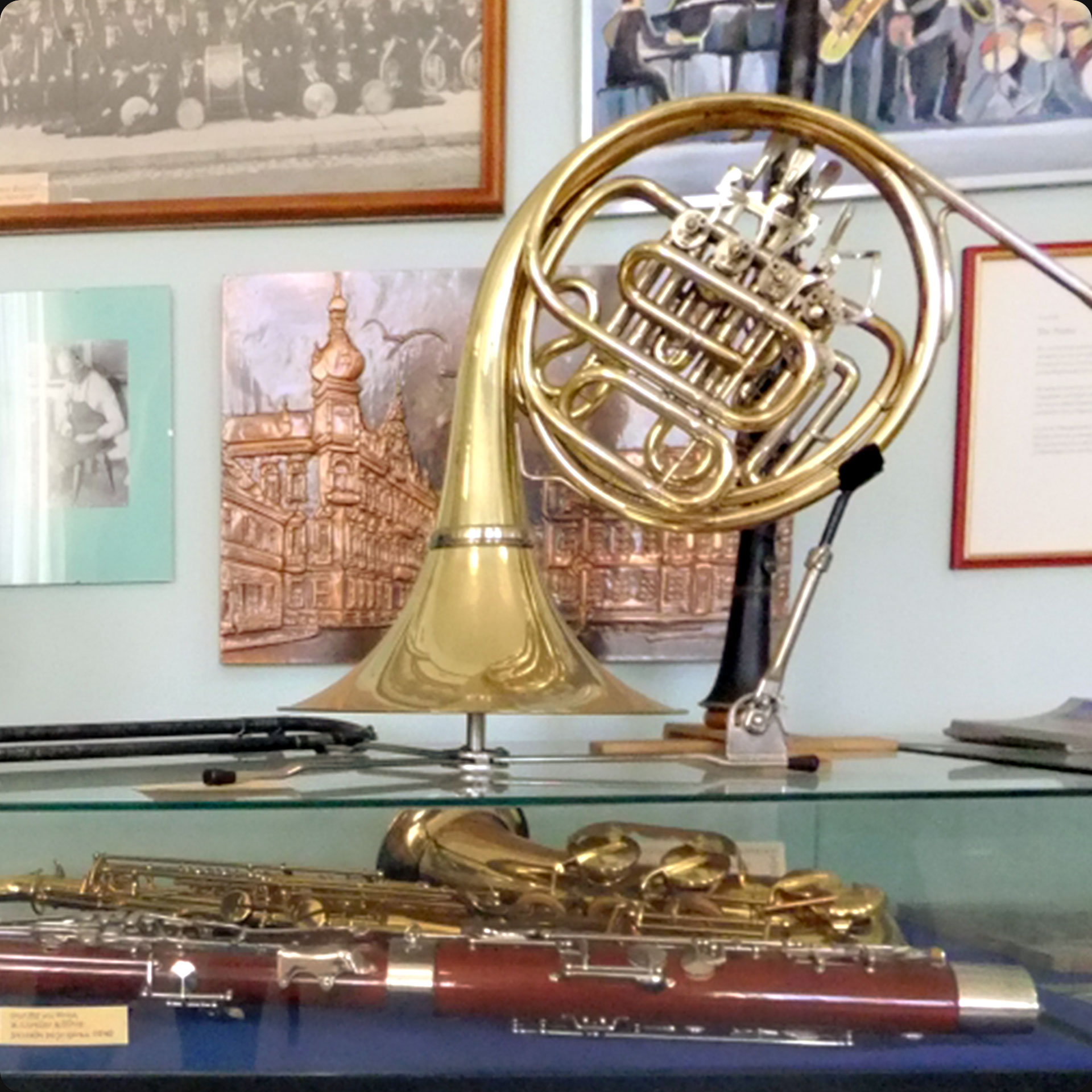 Musikinstrumente aus der bisherigen Ausstellung (2019, Foto: Charlotte Heß, Stadt- und Stiftsarchiv Aschaffenburg)