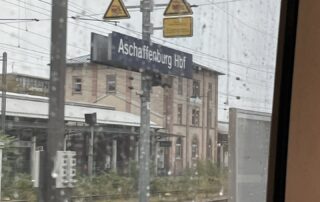 Hauptbahnhof Aschaffenburg im Regen
