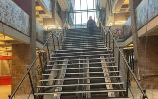 Mit Treppenkonstrukt überbaute Rolltreppe im Kulturzentrum Gasteig